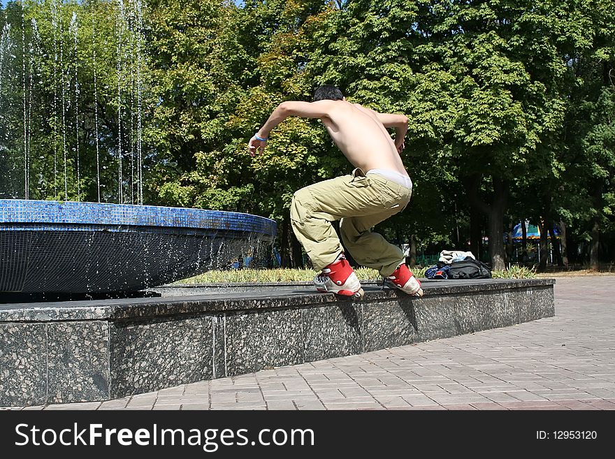 Aggressive inline rollerblader on a ledge