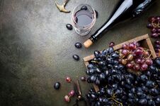 A Bottle Of Red Wine With Grapes Royalty Free Stock Photography