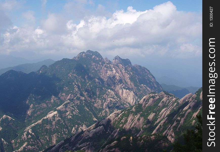 The scenery of Huangshan in China and it is beautifual place.