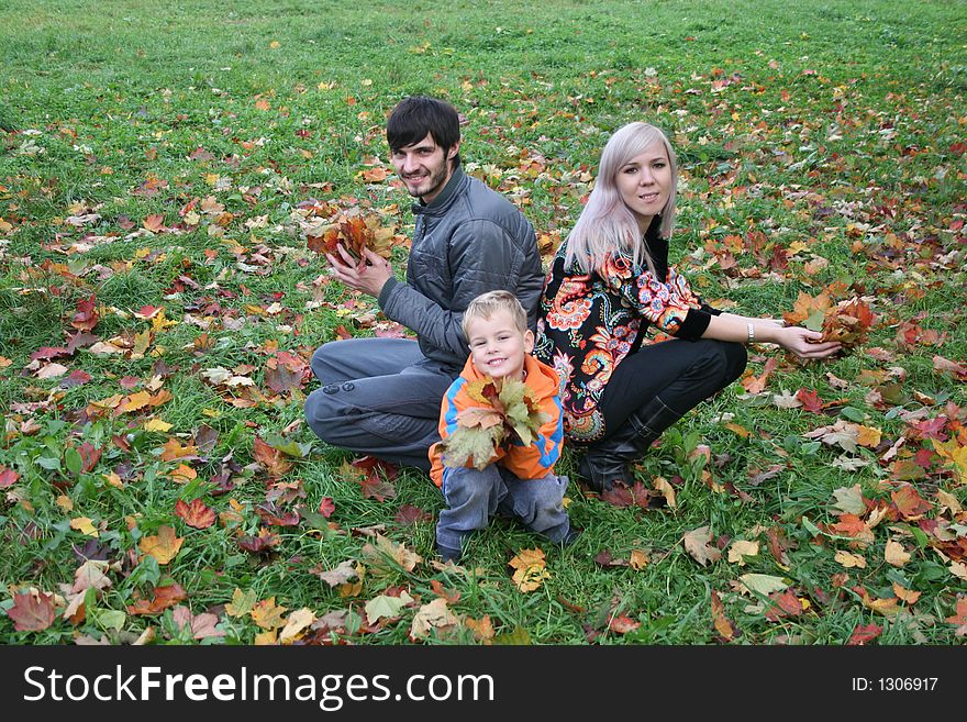 Autumn family sit