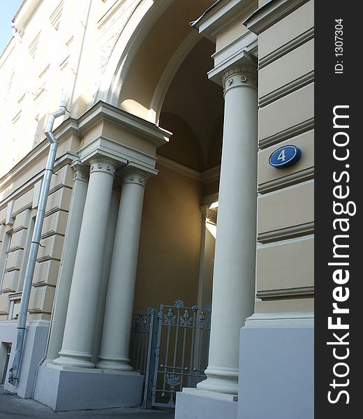 Input in an arch (Moscow, Russia)