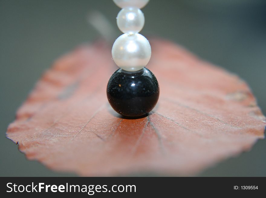 Hanging decoration with pearls and leaf