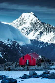Winter Landscape View Of Red Mountain Hut And Mt Cook Peak, NZ Stock Photo