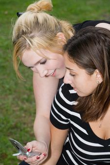 Friends On Cell Phone Together (Beautiful Young Blonde And Brune Stock Images