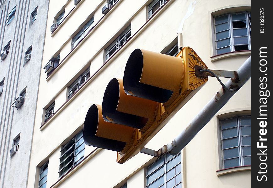 Semaphore close up art deco building behind