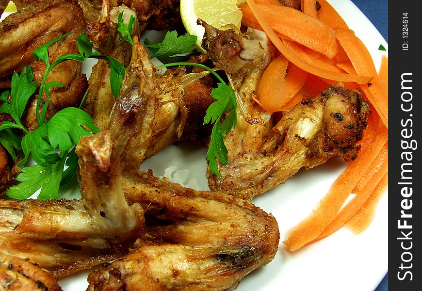 Fried chicken wings whit some salad