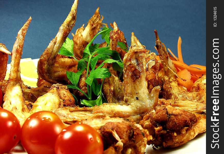 Fried chicken wings  whit tomatoes