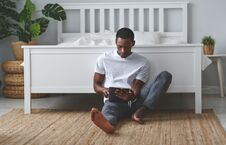 Free Happy Young African American Black Man With Tablet In Morning Royalty Free Stock Image - 132065546