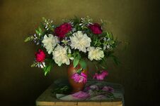 Bouquet Of Pink And White Peonies In A Vase On The Table Royalty Free Stock Photos