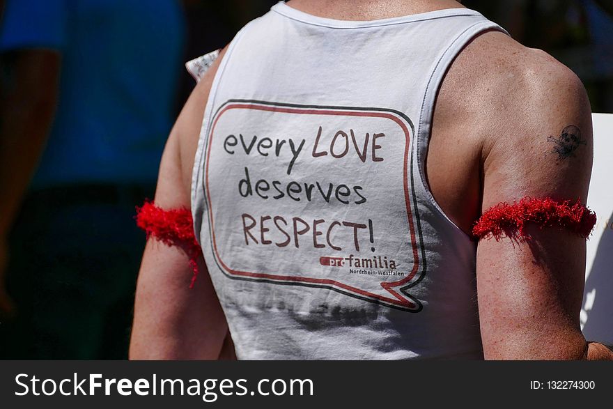 T Shirt, Shoulder, Joint, Hand