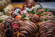Chocolate Covered Strawberries On Display In Store Royalty Free Stock Image