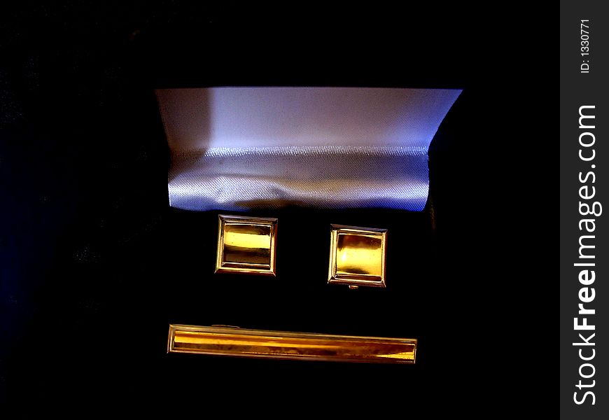 Golden men accesories for ties and shirt in a silk white and black box