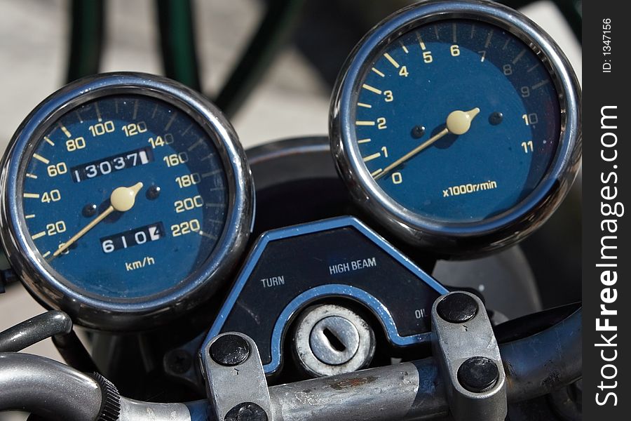 Speed meter and revolutions counter of a motorbike