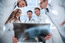 Doctors Colleagues Look At The X-ray Of The Patient Royalty Free Stock Image Doctors Colleagues Look At The X-ray Of The Patient Royalty Free Stock Image