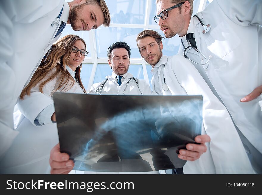 Doctors colleagues look at the x-ray of the patient . the concept of teamwork