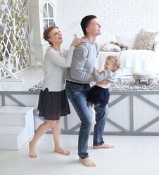 Free Loving Parents Play With Daughter In The Bedroom. Royalty Free Stock Images - 134395509