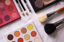 Eyeshadow Palette And Make-up Brushes Royalty Free Stock Photography
