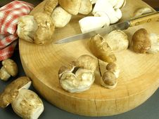 A Selection Of Wild Mushrooms On A Round Cutting Board Stock Images