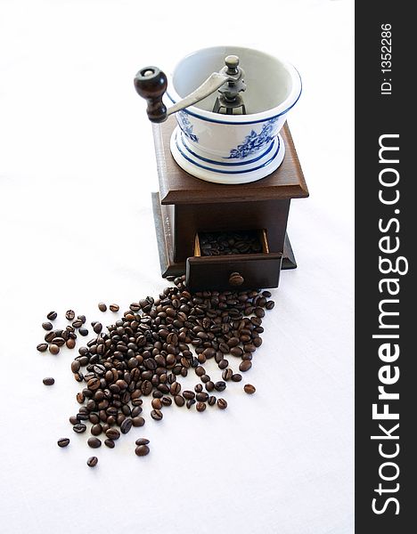 Old coffe grinder with coffee
