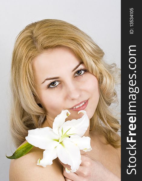 Portrait of beautiful young woman with spring flowers