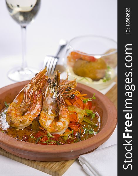 Sizzling prawns with condiments and white wine