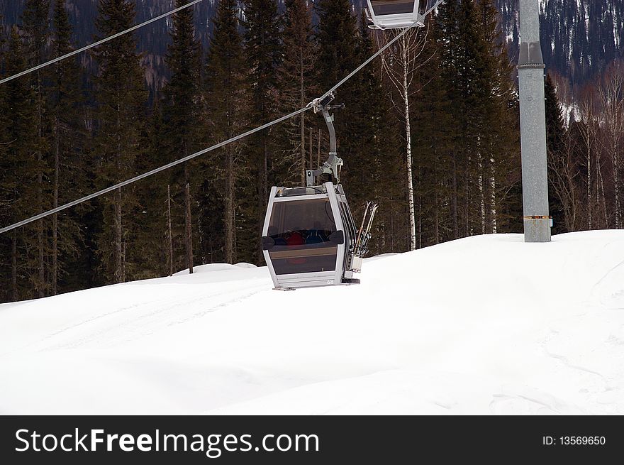 Gondola ski lift on the alpine skiing track