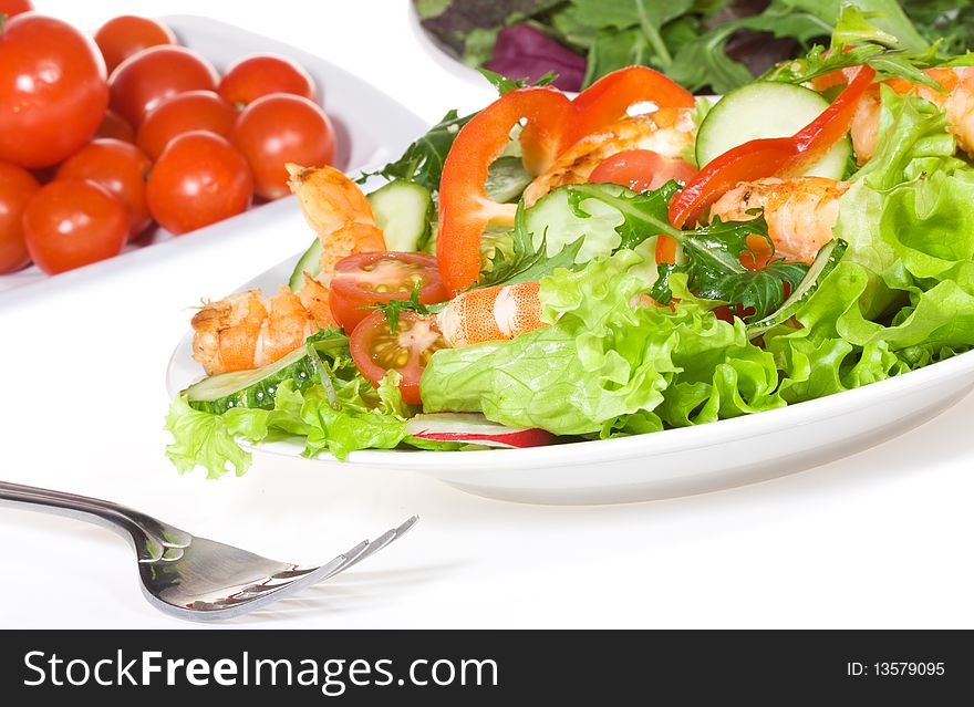 Fresh salad with shrimps and vegetables