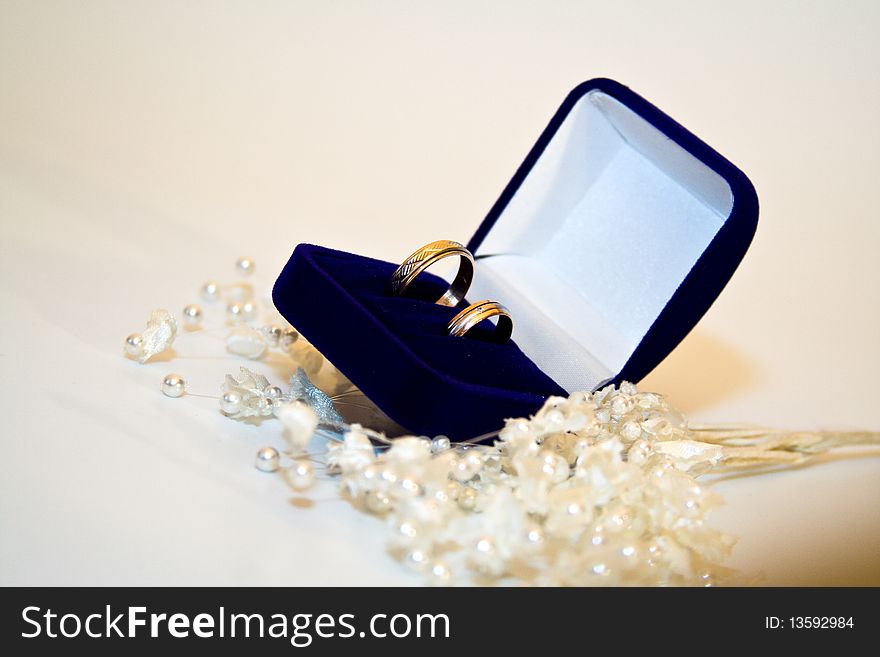 Two wedding rings in double blue box whith white jewel
