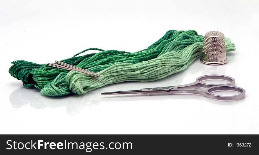 Sewing tool, with three green fine cotton yarn