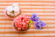 Cupcakes And Flowers Royalty Free Stock Images