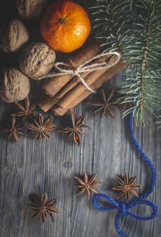 Free Bunch Of Cinnamon Orange Anise Next To Pine Branch Royalty Free Stock Images - 136070929