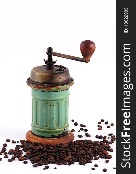 Vintage rusty coffee grinder and coffee beans