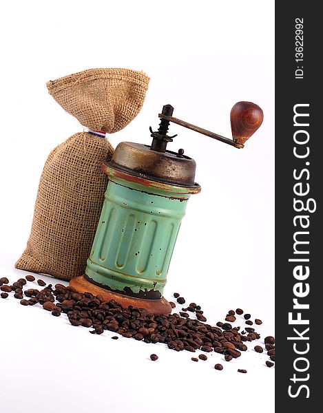 Vintage rusty coffee grinder and coffee beans