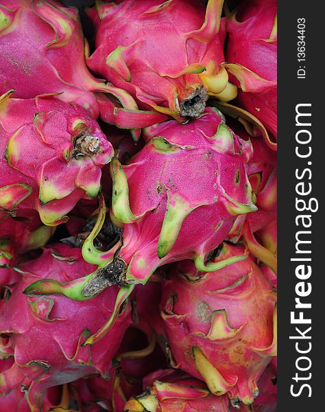 Close up picture of a pile of dragonfruits on a street market in Thailand