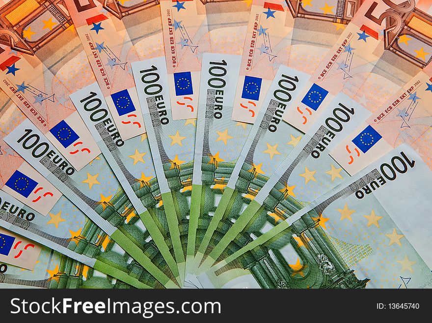 100 and 50 Euro banknotes.