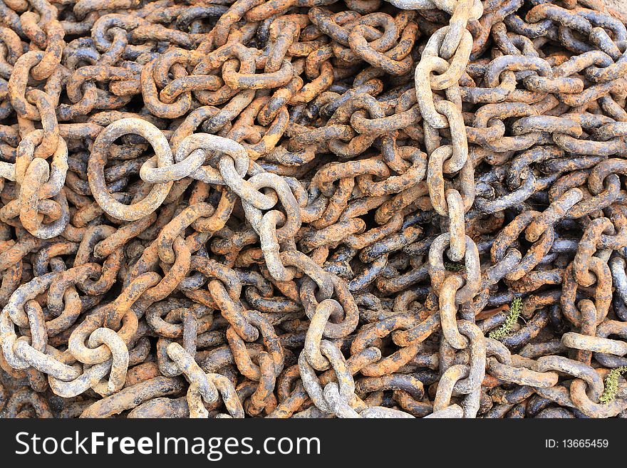 A pile of rusty chains and dumped in the river, said years of vicissitudes.