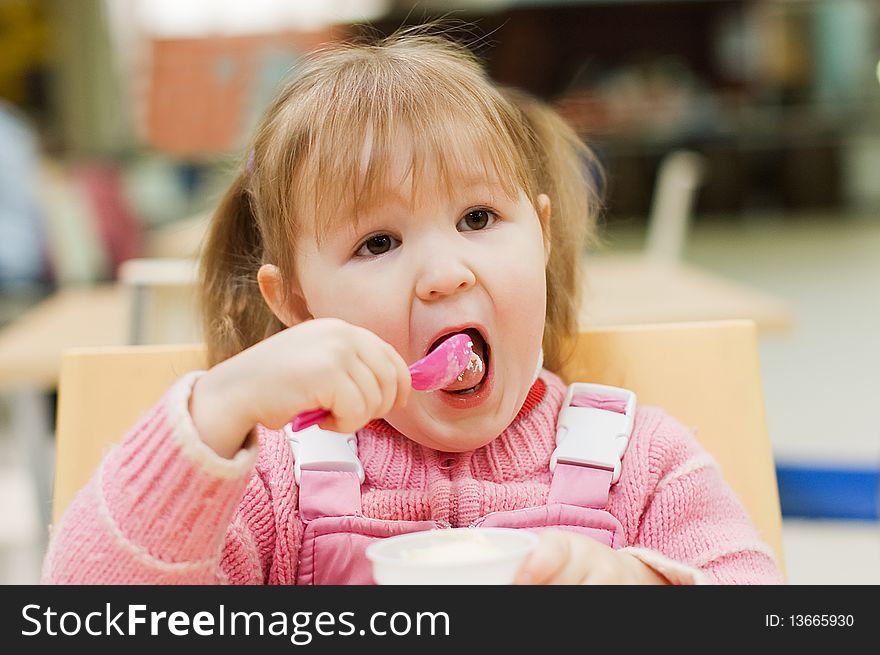 The little girl eats ice-cream