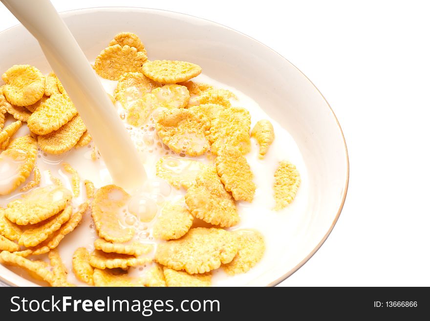 Corn-flakes on white plate.Белый изолированный фон