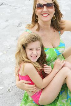 Grandma & Cute Little Girl At The Beach Royalty Free Stock Images Grandma & Cute Little Girl At The Beach Royalty Free Stock Images