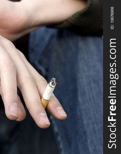 Zoom on the hand holding cigarette