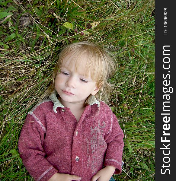 Portret Little Girl On Grass.