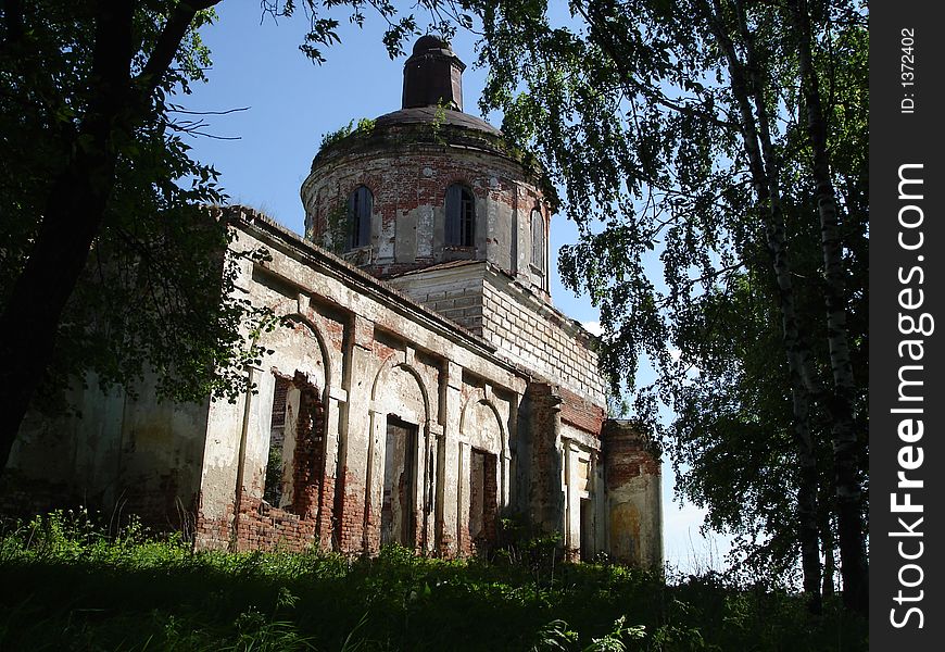 Ruinous Orthodox church in R'uminskoe, Vladimir region, Russia. Ruinous Orthodox church in R'uminskoe, Vladimir region, Russia