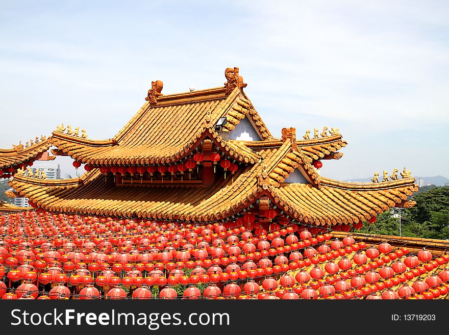 Roof of a chinese temple in Kuala Lumpur, Malasia.