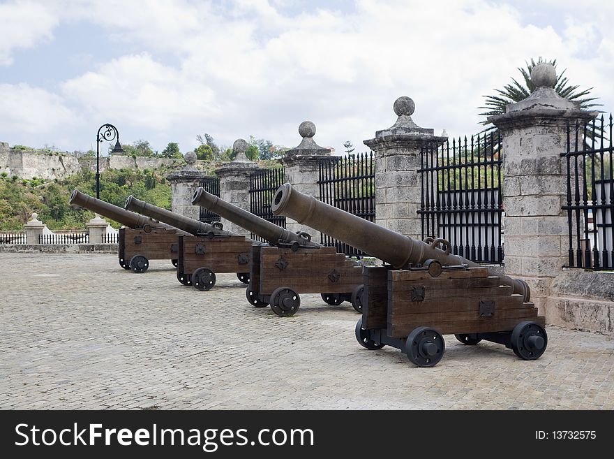 The Castle of the Force defense cannons (I)