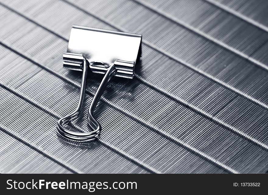 Single shiny clip on staples in black and white color