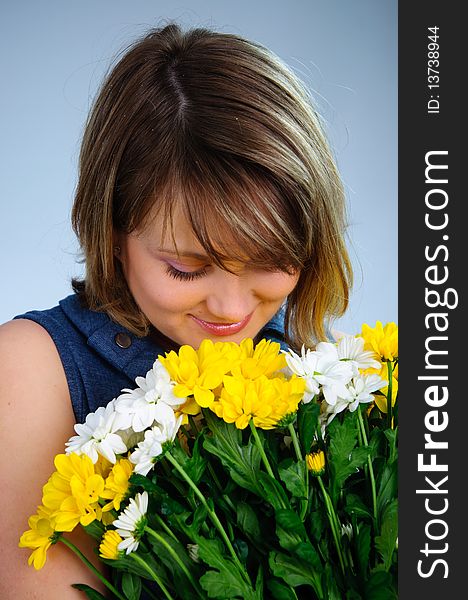 Young cute pregnant girl with bouquet of flowers