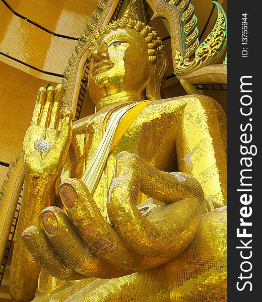 The golden image of Buddha