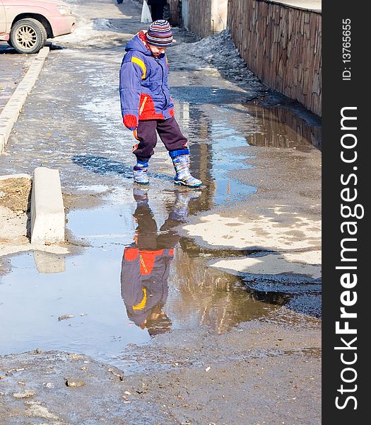 The boy goes on pools. Spring