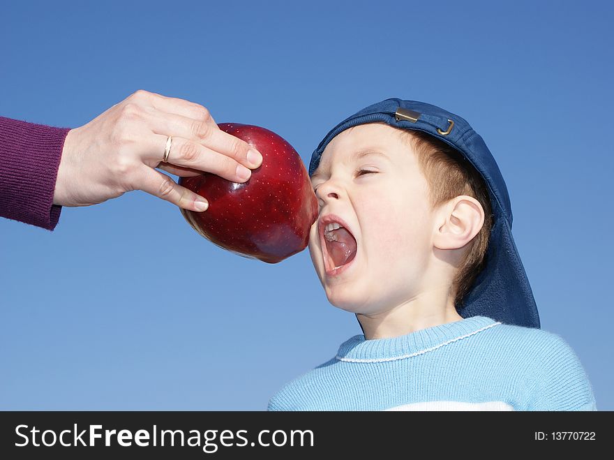 My mother handed her son a big red apple, and he opened his mouth to bite him. My mother handed her son a big red apple, and he opened his mouth to bite him