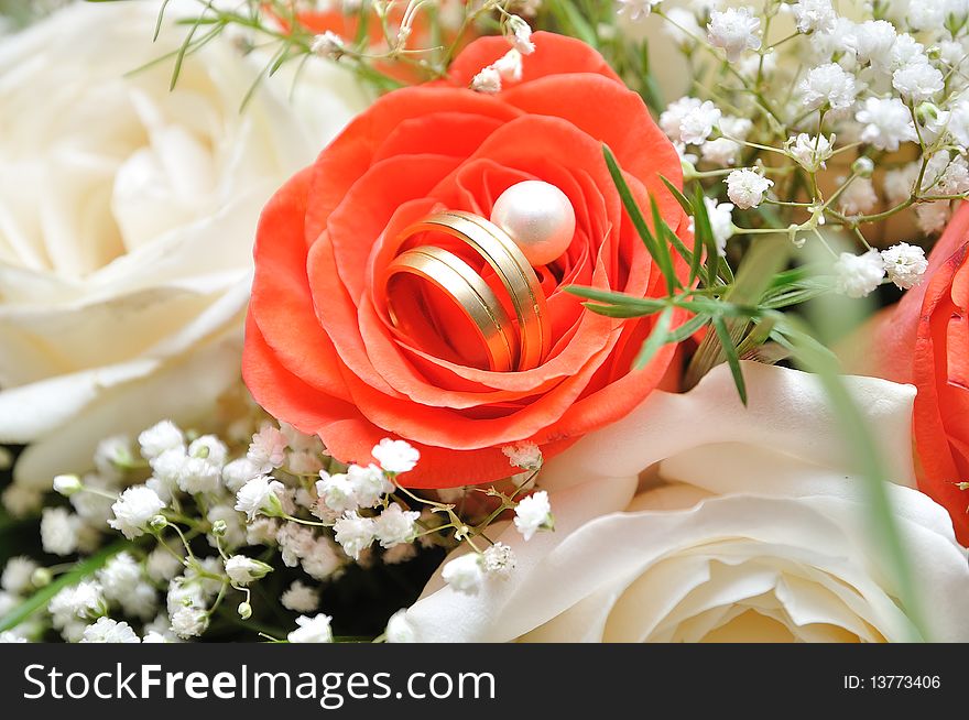 Wedding rings on the bouquet